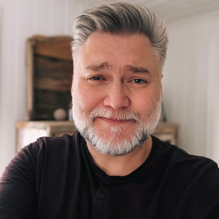 Magnus Jonasson smiling, with grey hair and a white beard